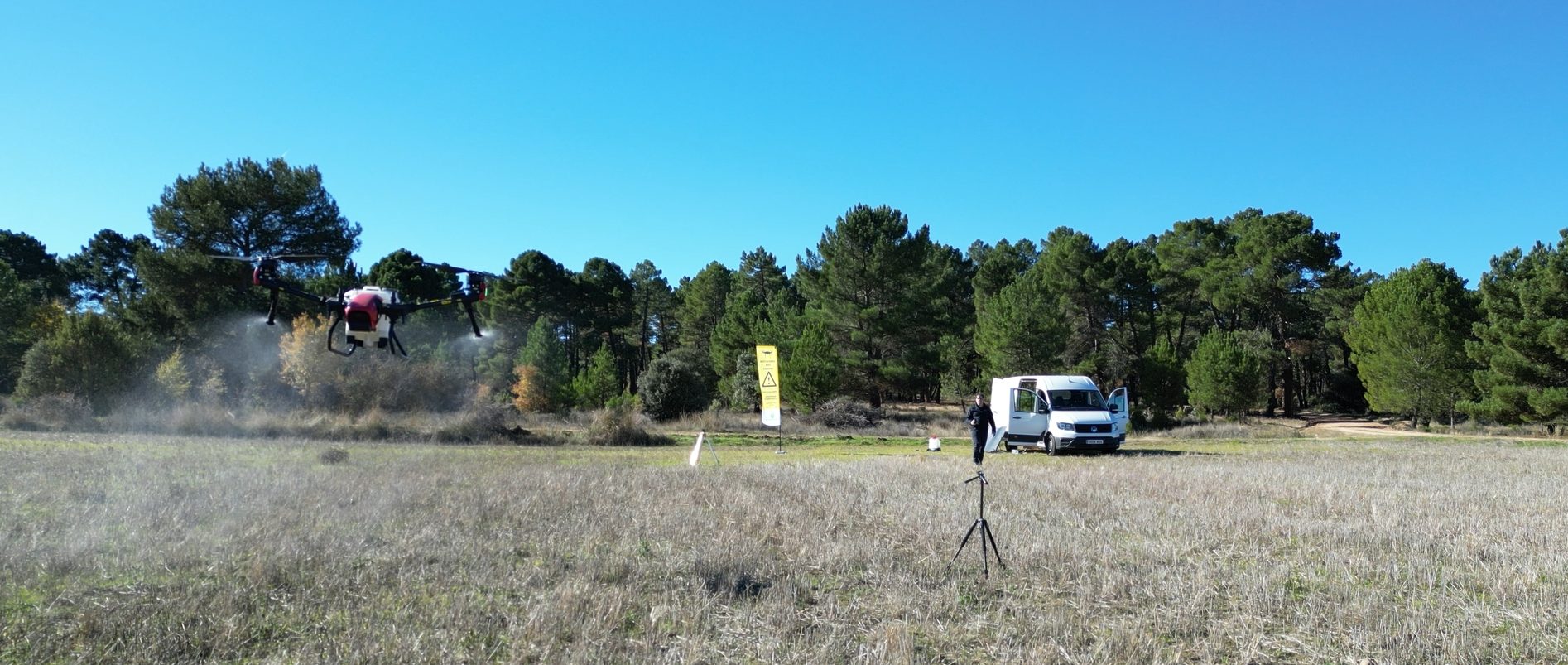 Dron aplicando una solución preventiva contra incendios forestales durante un ensayo de campo realizado por Tecnobosque.
