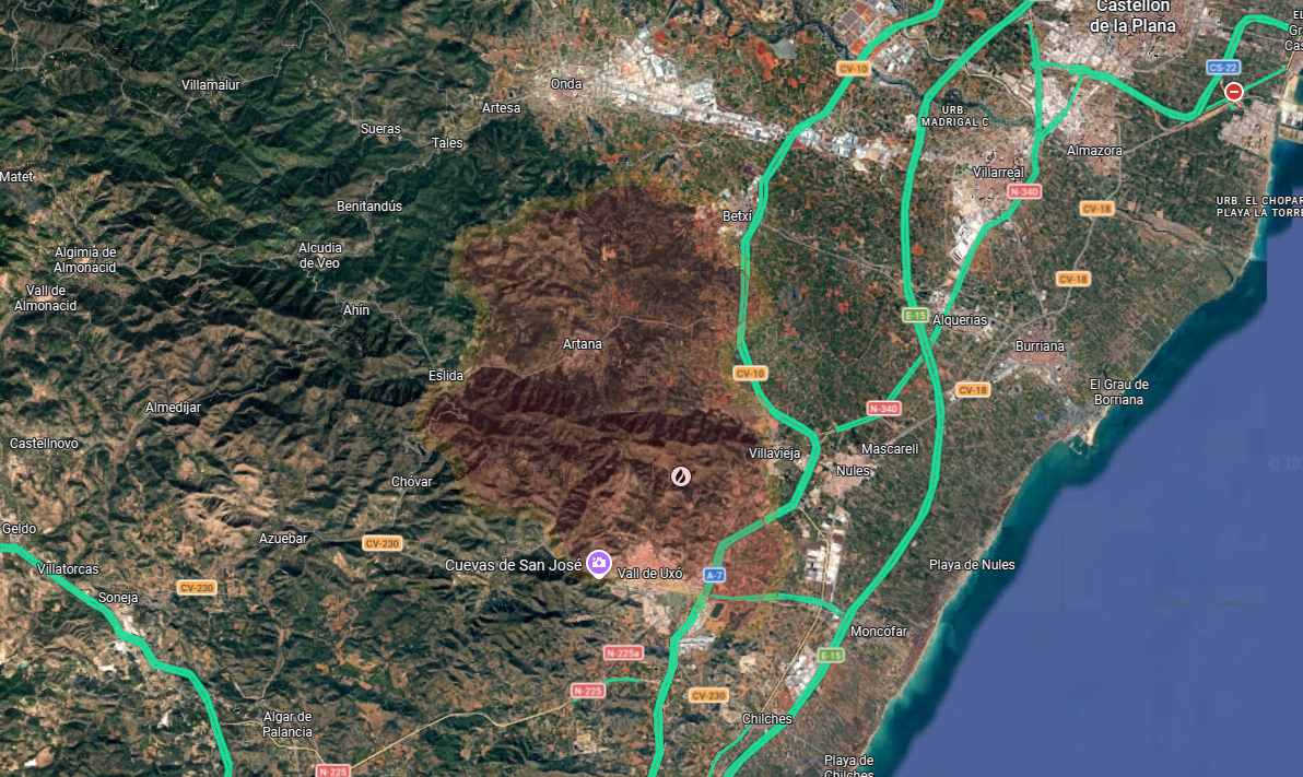 Mapa del incendio forestal de La Vall d'Uixó (Castellón) con el perímetro estimado y la superficie afectada en el Parque Natural de la Serra d'Espadà.
