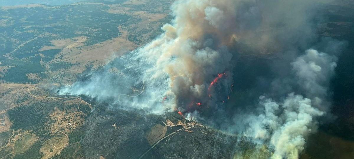 Vista aérea de un gran incendio forestal utilizada en la Biblioteca de Grandes Incendios Forestales de Tecnobosque.