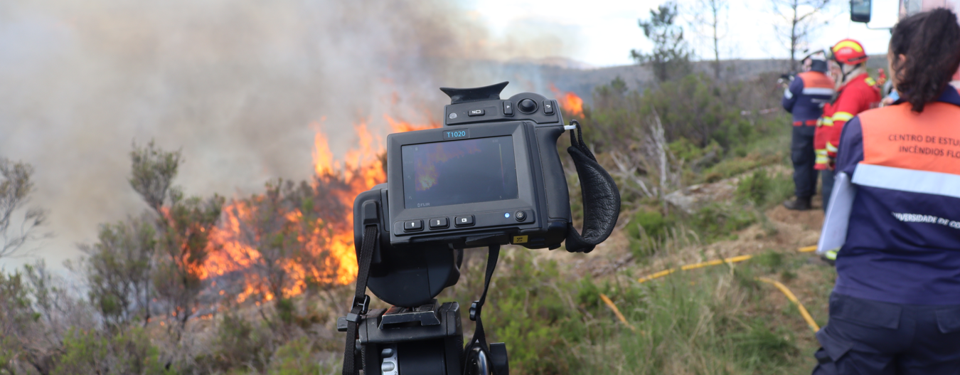 Cámara térmica analizando el comportamiento de un incendio forestal durante un trabajo de campo realizado por Tecnobosque.