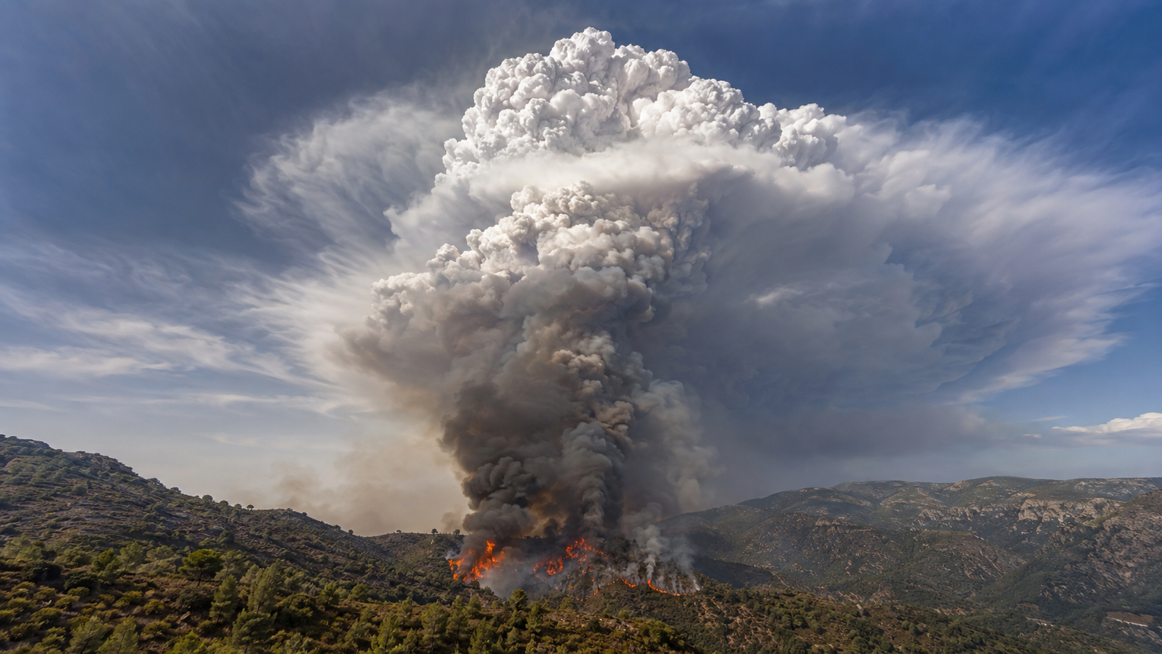 Gran pirocúmulo conectado a la columna de humo de un incendio forestal