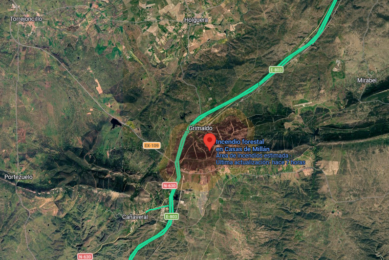 Imagen satelital del incendio forestal de Casas de Millán (Cáceres) con el perímetro aproximado de la superficie afectada en el entorno del Parque Nacional de Monfragüe.